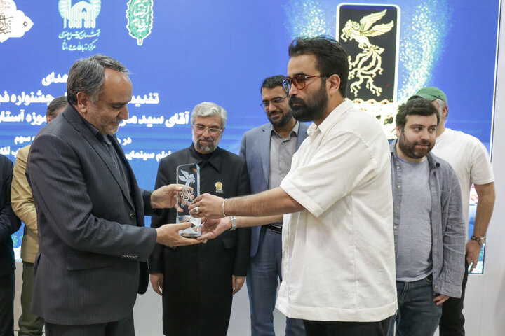 اهدای سیمرغ بلورین بهترین فیلم چهل و سومین دوره جشنواره فجر به آستان قدس رضوی