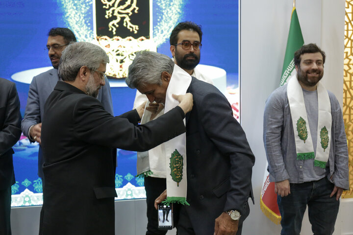 اهدای سیمرغ بلورین بهترین فیلم چهل و سومین دوره جشنواره فجر به آستان قدس رضوی