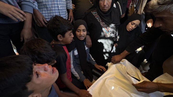 پیکر شهدای فلسطینی که برای دریافت کمک‌های بشردوستانه تجمع کرده بودند