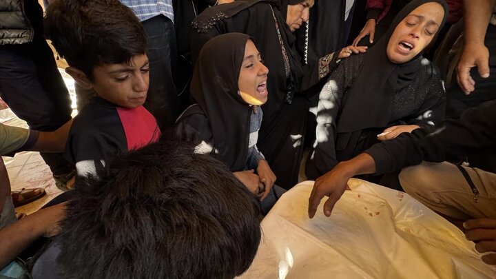 پیکر شهدای فلسطینی که برای دریافت کمک‌های بشردوستانه تجمع کرده بودند