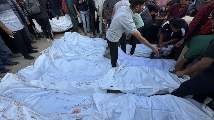 پیکر شهدای فلسطینی که برای دریافت کمک‌های بشردوستانه تجمع کرده بودند