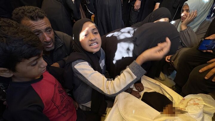 پیکر شهدای فلسطینی که برای دریافت کمک‌های بشردوستانه تجمع کرده بودند