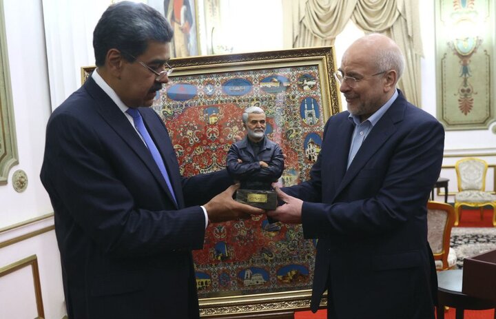 هدیه خانواده شهید سلیمانی برای رئیس جمهور ونزوئلا