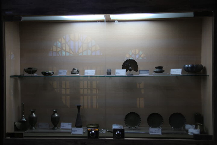 تصاویر| بازدید رئیس اداره موزه‌های میراث فرهنگی فارس از موزه حرم سیدعلاالدین حسین(ع)