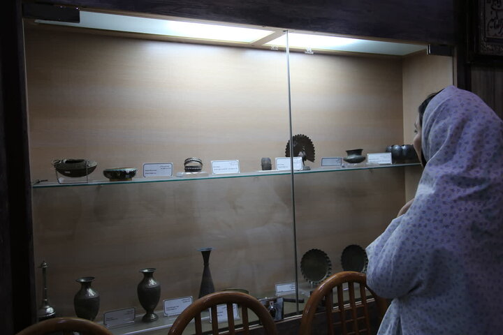 تصاویر| بازدید رئیس اداره موزه‌های میراث فرهنگی فارس از موزه حرم سیدعلاالدین حسین(ع)