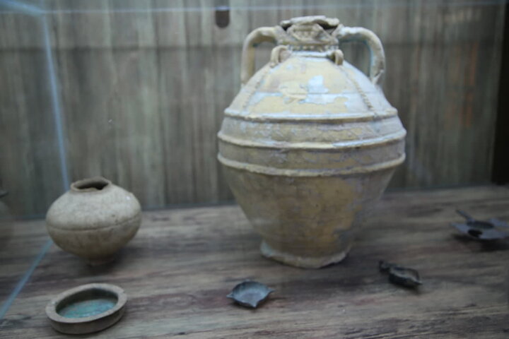 تصاویر| بازدید رئیس اداره موزه‌های میراث فرهنگی فارس از موزه حرم سیدعلاالدین حسین(ع)