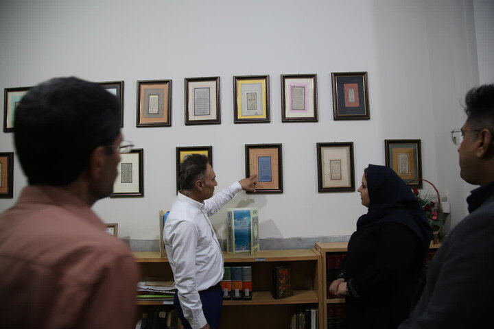 تصاویر| بازدید رئیس اداره موزه‌های میراث فرهنگی فارس از موزه حرم سیدعلاالدین حسین(ع)