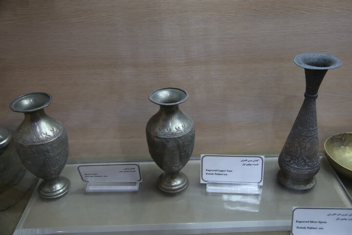 تصاویر| بازدید رئیس اداره موزه‌های میراث فرهنگی فارس از موزه حرم سیدعلاالدین حسین(ع)