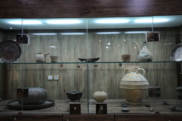 تصاویر| بازدید رئیس اداره موزه‌های میراث فرهنگی فارس از موزه حرم سیدعلاالدین حسین(ع)