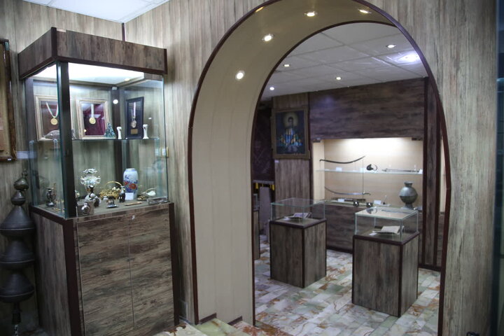 تصاویر| بازدید رئیس اداره موزه‌های میراث فرهنگی فارس از موزه حرم سیدعلاالدین حسین(ع)