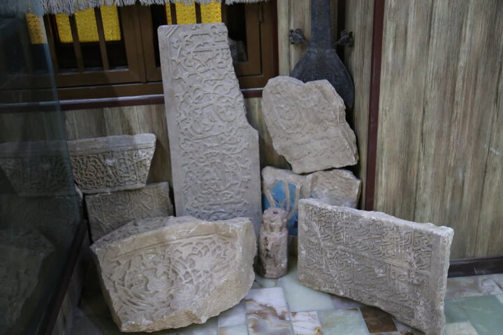 تصاویر| بازدید رئیس اداره موزه‌های میراث فرهنگی فارس از موزه حرم سیدعلاالدین حسین(ع)