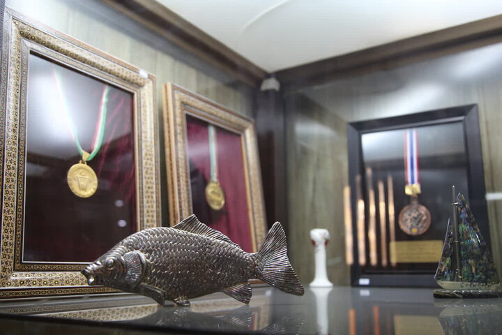 تصاویر| بازدید رئیس اداره موزه‌های میراث فرهنگی فارس از موزه حرم سیدعلاالدین حسین(ع)