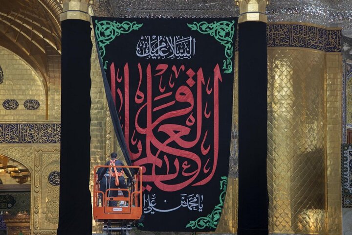 نشر السواد ولافتات الحزن إحياء لذكرى شهادة الإمام الباقر (ع) في العتبة العباسية المقدسة