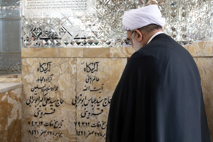 حرم امام رضا علیہ السلام میں مرحوم سید علی اکبر ابوترابی کی یاد میں مجلس عزا کا انعقاد
