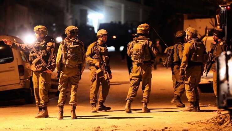 Israeli occupation forces kidnaps several Palestinians in West Bank raids