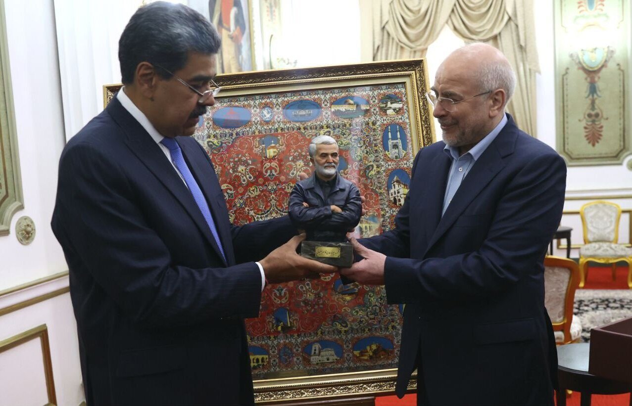 Rais wa Baraza la Wawakilishi la Iran Awasilisha Zawadi ya Familia ya Shahidi Soleimani kwa Rais Maduro wakati wa Ziara Caracas
