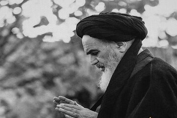 Îmam Xumeynî (r.a.) mîmarê serxwebûna Îranê û mizgînvanê rûmeta Îranê bû.