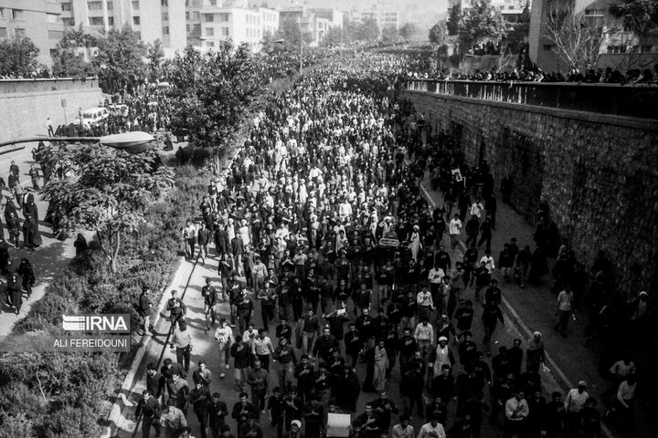 تقرير مصور/ من الذاكرة التاريخية.. حشود مليونية شاركت في تشييع مؤسس الثورة الاسلامية الإيرانية