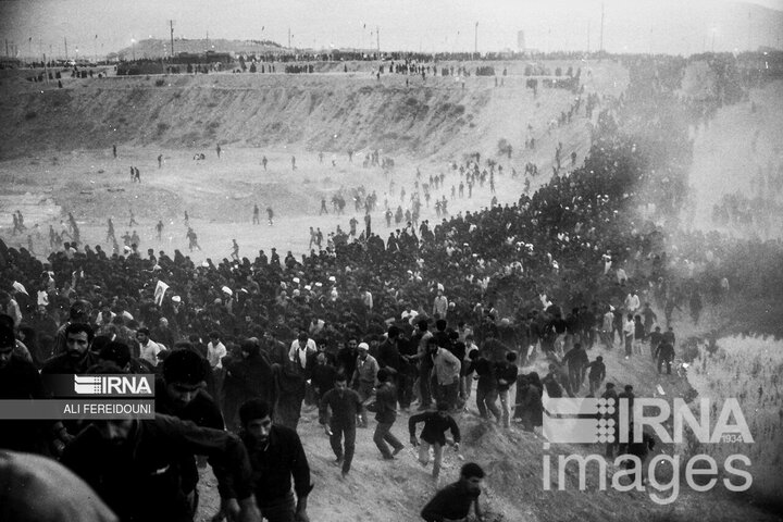تقرير مصور/ من الذاكرة التاريخية.. حشود مليونية شاركت في تشييع مؤسس الثورة الاسلامية الإيرانية