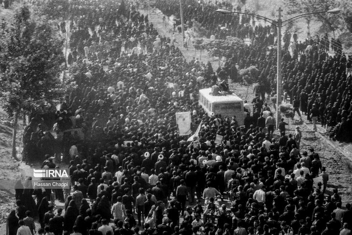 تقرير مصور/ من الذاكرة التاريخية.. حشود مليونية شاركت في تشييع مؤسس الثورة الاسلامية الإيرانية