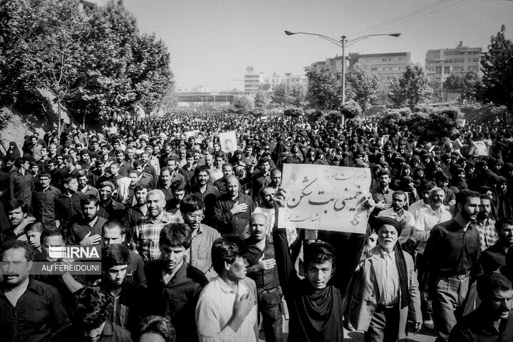 تقرير مصور/ من الذاكرة التاريخية.. حشود مليونية شاركت في تشييع مؤسس الثورة الاسلامية الإيرانية