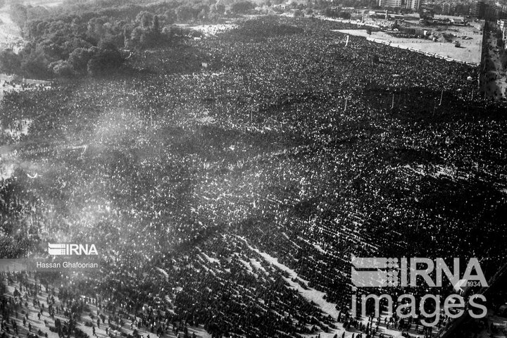 تقرير مصور/ من الذاكرة التاريخية.. حشود مليونية شاركت في تشييع مؤسس الثورة الاسلامية الإيرانية