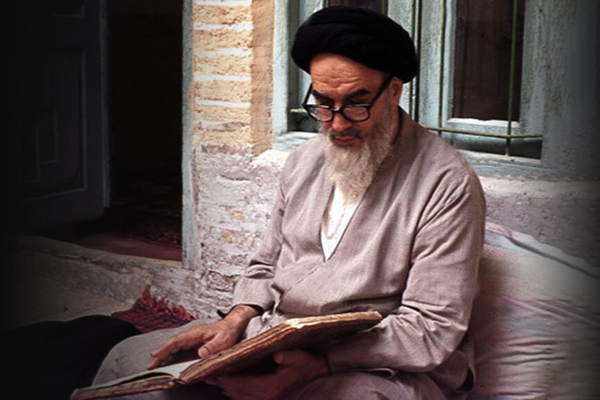 الإمام الخميني ... روح الثورة، والشخصية التي لا تموت ...