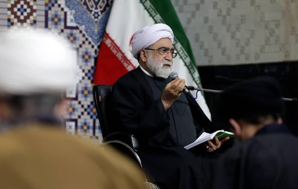 حفظ مکتب امام(ره) ضامن پویایی انقلاب و چراغ راه آینده کشور است 