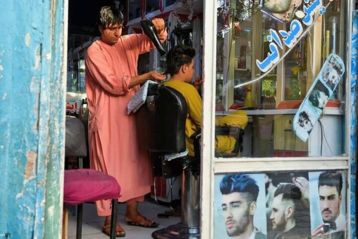 نشست طالبان با آرایشگاه‌های مردانه‌ی استان دایکندی افغانستان برای ممنوعیت مدل‌موی غربی