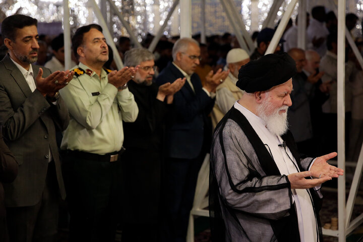 اقامه نماز عید قربان در حرم مطهر رضوی