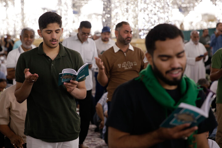 گزارش تصویری | مراسم دعای عرفه زائران عرب زبان در حرم مطهر رضوی