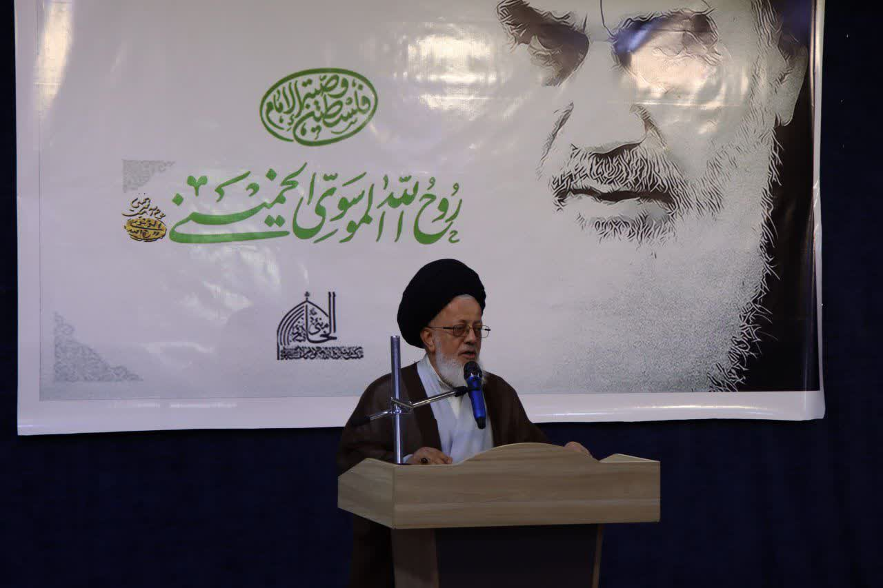 امام خمینی(ره) شجره طیبهای بود که با نور ایمان، جهان را بیدار کرد