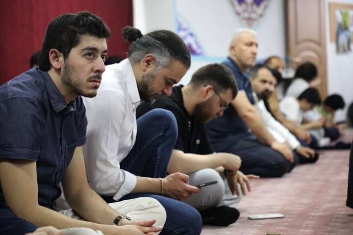 Raporan wêne | Lêkolîna Nimêja Cejna Qurbanê li Navenda Çandî ya Kewser li bajarê Stenbolê, Tirkiyê