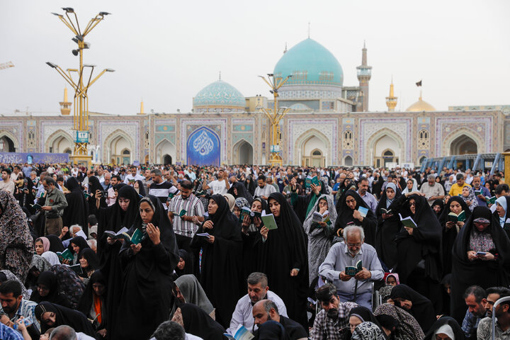 Photos: Arafah Prayer recited at Imam Reza Shrine