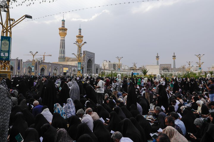 Photos: Arafah Prayer recited at Imam Reza Shrine