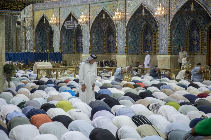 صحن مرقد أبي الفضل العباس (ع) یشهد حضور جموع المؤمنين لأداء صلاة عيد الأضحى المبارك
