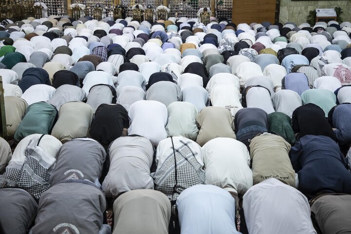 صحن مرقد أبي الفضل العباس (ع) یشهد حضور جموع المؤمنين لأداء صلاة عيد الأضحى المبارك