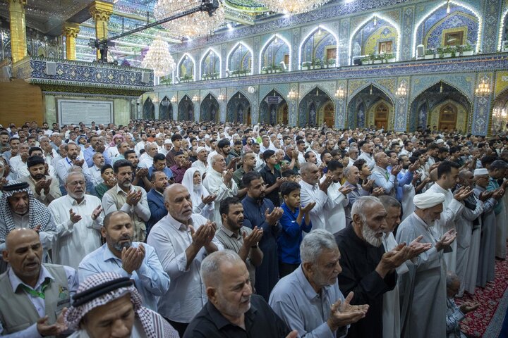 صحن مرقد أبي الفضل العباس (ع) یشهد حضور جموع المؤمنين لأداء صلاة عيد الأضحى المبارك