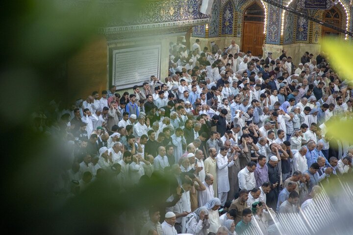 صحن مرقد أبي الفضل العباس (ع) یشهد حضور جموع المؤمنين لأداء صلاة عيد الأضحى المبارك
