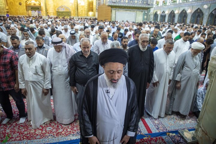 صحن مرقد أبي الفضل العباس (ع) یشهد حضور جموع المؤمنين لأداء صلاة عيد الأضحى المبارك