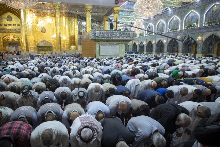 صحن مرقد أبي الفضل العباس (ع) یشهد حضور جموع المؤمنين لأداء صلاة عيد الأضحى المبارك