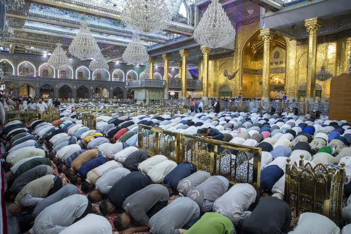 صحن مرقد أبي الفضل العباس (ع) یشهد حضور جموع المؤمنين لأداء صلاة عيد الأضحى المبارك