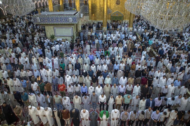 صحن مرقد أبي الفضل العباس (ع) یشهد حضور جموع المؤمنين لأداء صلاة عيد الأضحى المبارك