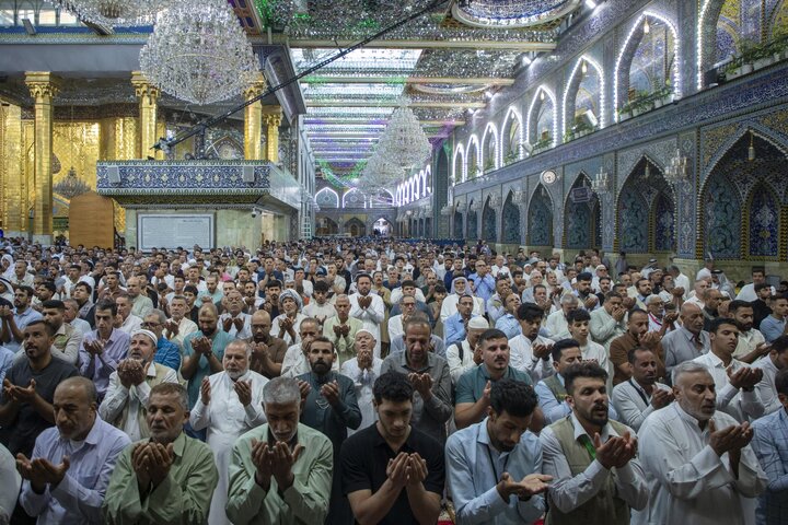 صحن مرقد أبي الفضل العباس (ع) یشهد حضور جموع المؤمنين لأداء صلاة عيد الأضحى المبارك