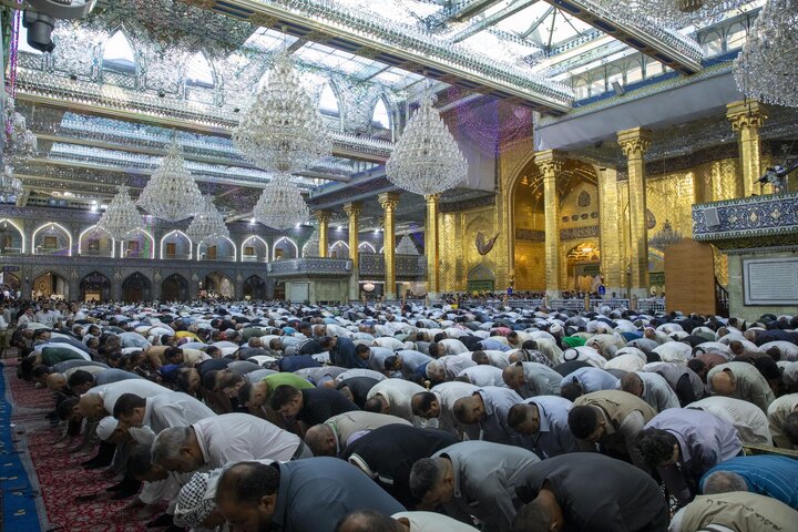 صحن مرقد أبي الفضل العباس (ع) یشهد حضور جموع المؤمنين لأداء صلاة عيد الأضحى المبارك