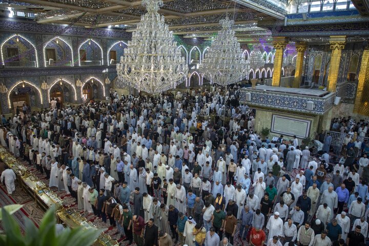 صحن مرقد أبي الفضل العباس (ع) یشهد حضور جموع المؤمنين لأداء صلاة عيد الأضحى المبارك