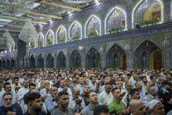 صحن مرقد أبي الفضل العباس (ع) یشهد حضور جموع المؤمنين لأداء صلاة عيد الأضحى المبارك