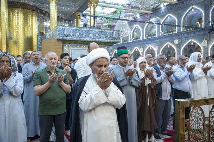 صحن مرقد أبي الفضل العباس (ع) یشهد حضور جموع المؤمنين لأداء صلاة عيد الأضحى المبارك