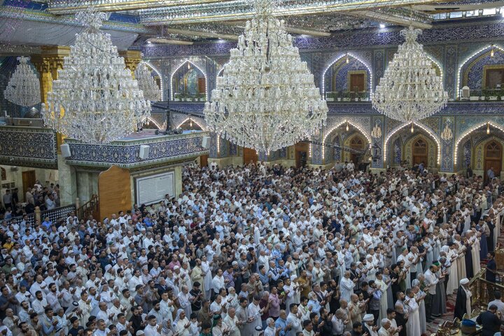 صحن مرقد أبي الفضل العباس (ع) یشهد حضور جموع المؤمنين لأداء صلاة عيد الأضحى المبارك
