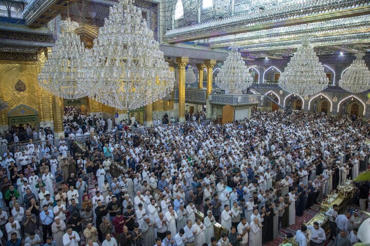 صحن مرقد أبي الفضل العباس (ع) یشهد حضور جموع المؤمنين لأداء صلاة عيد الأضحى المبارك